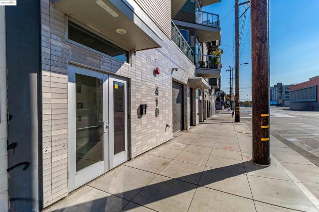 410 Webster St, Oakland CA: https://media.crmls.org/mediaz/84aa474b-2b8a-43dc-b192-b79674884627.jpg