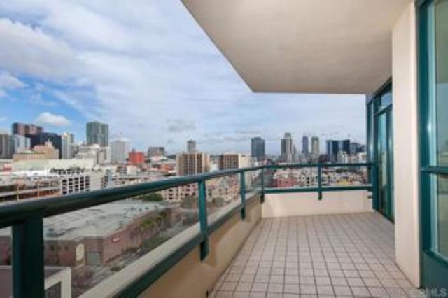 555 Front St, San Diego CA: https://media.crmls.org/mediaz/84ac0bfe-b905-4eb7-b0e3-7fed650dc53f.jpg