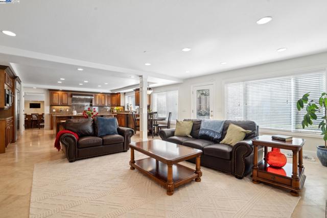 367 Mt Washington Way, Clayton CA: https://media.crmls.org/mediaz/84ad77ef-156c-41a7-be48-048ba31e8993.jpg