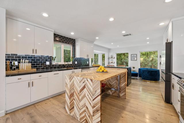 68716 Avenida Diosa, Cathedral City CA: https://media.crmls.org/mediaz/84ae8989-2793-4ab4-83e3-5cc5bd08752e.jpg
