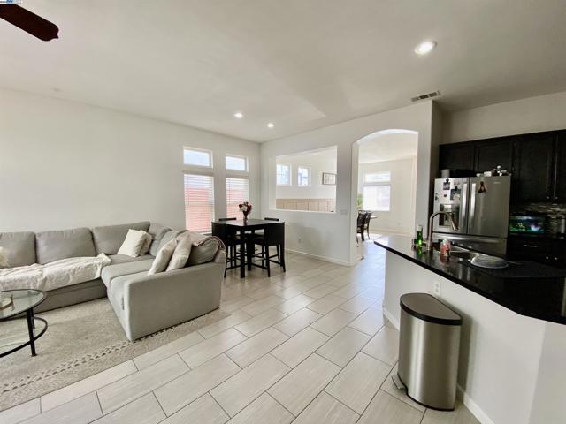 963 Grafton St, Manteca CA: https://media.crmls.org/mediaz/84aff2b5-2791-422d-871c-97cffec7f5b4.jpg