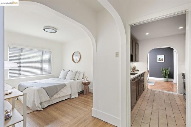 2201 Spaulding Ave, Berkeley CA: https://media.crmls.org/mediaz/84b03628-a38f-49fd-bc38-d29e2ecd52fd.jpg