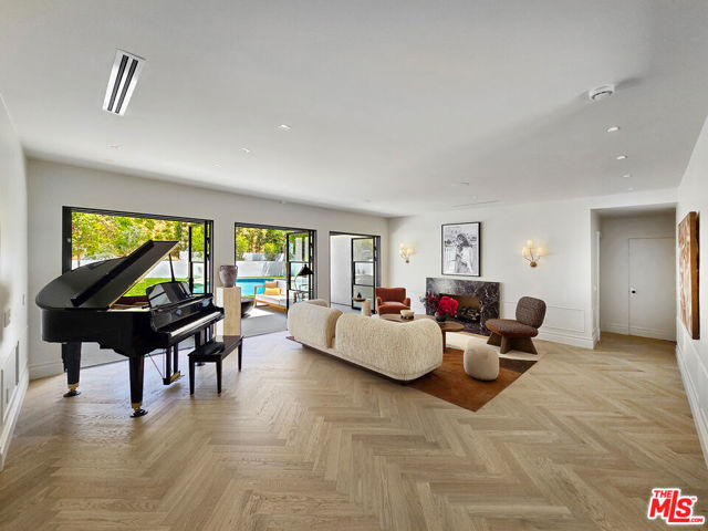 2288 Coldwater Canyon Drive, Beverly Hills CA: https://media.crmls.org/mediaz/84b12ff8-20d1-4609-8036-51ca95bde73c.jpg