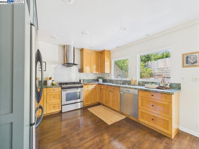 4418 Virginia Ave, Oakland CA: https://media.crmls.org/mediaz/84b2e664-b421-4163-84cf-433dd8364f17.jpg