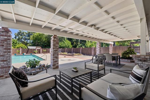 12 La Sonoma Ct, Alamo CA: https://media.crmls.org/mediaz/84b3b299-6148-4584-8e41-55c6b347bf31.jpg