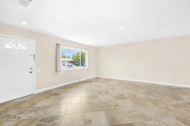 42720 Kansas Street, Palm Desert CA: https://media.crmls.org/mediaz/84b42319-e223-4ffc-927f-d7f66855d752.jpg