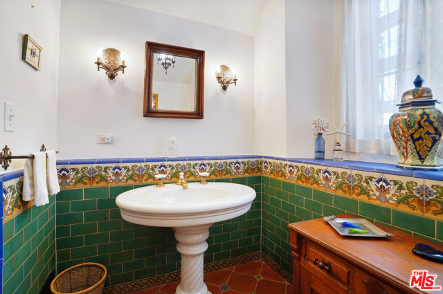 22800 Beckledge Terrace, Malibu CA: https://media.crmls.org/mediaz/84b6c1d1-7190-447f-8fc2-ddefac10a555.jpg