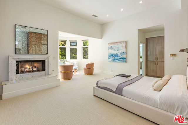 739 20th Street, Santa Monica CA: https://media.crmls.org/mediaz/84b6c558-f2dd-492f-9114-81de3f98e884.jpg