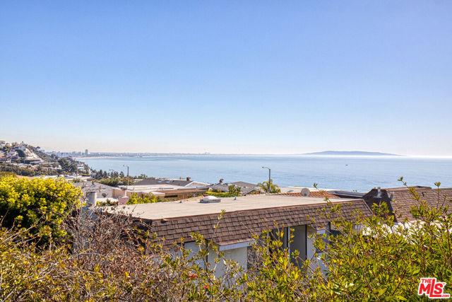 18128 Kingsport Drive, Malibu CA: https://media.crmls.org/mediaz/84b75067-cf34-42dc-b245-e8b680db3afb.jpg