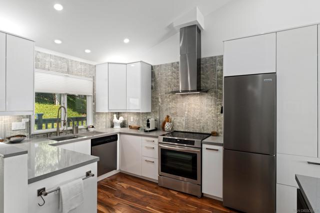 2399 Jefferson St, Carlsbad CA: https://media.crmls.org/mediaz/84b79745-93b3-4a3b-917d-6125429c522e.jpg