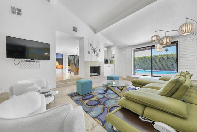 1385 E Via Escuela, Palm Springs CA: https://media.crmls.org/mediaz/84b90475-f4bd-48de-a1d2-43257d249fad.jpg