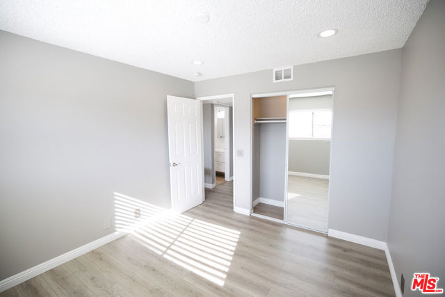 1013 Allen Avenue, Glendale CA: https://media.crmls.org/mediaz/84b95a62-93c6-4b30-8fff-49b8abee8dff.jpg