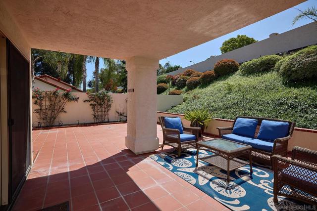 13059 Caminito Vilos, San Diego CA: https://media.crmls.org/mediaz/84ba526c-207f-4aba-8556-fc95676ab569.jpg