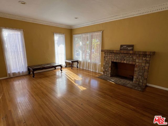 560 N Irving Boulevard, Los Angeles CA: https://media.crmls.org/mediaz/84ba6d25-c528-4b91-9a06-20a7f724890d.jpg