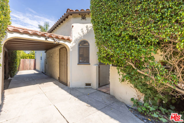 724 N Spaulding Avenue, Los Angeles CA: https://media.crmls.org/mediaz/84babc4a-d7b4-4e12-ab6f-b2e9c563ba41.jpg