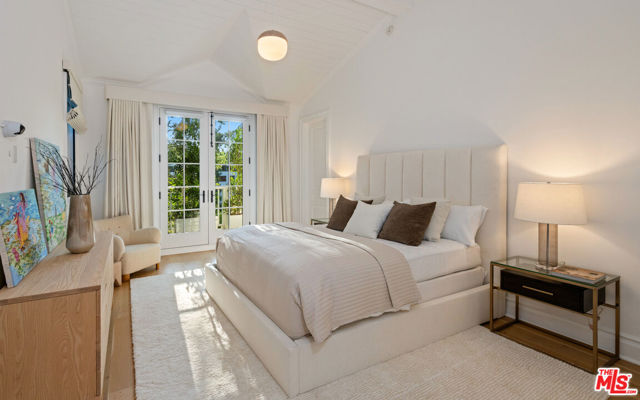 491 N Tigertail Road, Los Angeles CA: https://media.crmls.org/mediaz/84baed3d-ef85-4d1b-b327-39c59d04545a.jpg