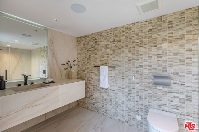 927 N Whittier Drive, Beverly Hills CA: https://media.crmls.org/mediaz/84bb5bd8-caa2-41f9-be93-3e1e5e0af71e.jpg