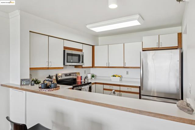 1205 Melville Sq, Richmond CA: https://media.crmls.org/mediaz/84bc9f3c-0a72-43dc-9eff-0a0d03b438b0.jpg