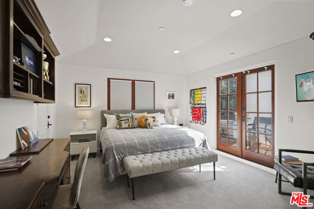 18414 Corazon Circle, Tarzana CA: https://media.crmls.org/mediaz/84bdf0a1-6691-468b-9f6f-995f36527ddb.jpg
