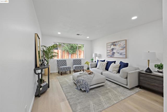 236 Larkspur, Fairfield CA: https://media.crmls.org/mediaz/84be75b8-87ef-40db-bf74-fdb678553914.jpg