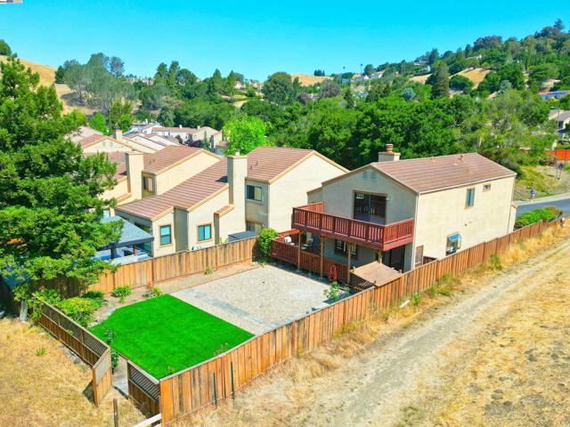 28111 Ziele Creek Dr, Hayward CA: https://media.crmls.org/mediaz/84bedeef-daac-40de-9b78-ff5627253847.jpg