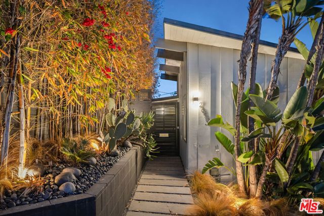 2690 Hollyridge Drive, Los Angeles CA: https://media.crmls.org/mediaz/84bf9118-34cc-4250-94c8-244d6af77f18.jpg