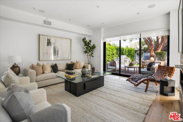 616 N FULLER Avenue, Los Angeles CA: https://media.crmls.org/mediaz/84c06209-2036-4e0a-8ba5-269d3dde5d22.jpg