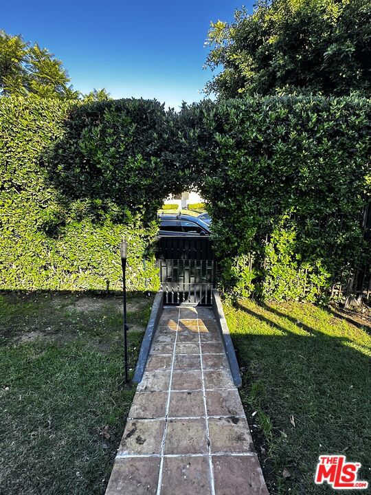 643 N Vista St, Los Angeles CA: https://media.crmls.org/mediaz/84c13066-ac1b-4370-ae92-c4d132f14cf7.jpg