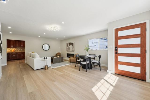 431 Alameda De Las Pulgas, Redwood City CA: https://media.crmls.org/mediaz/84c17ffa-12e7-4f21-8446-21dee044fe90.jpg