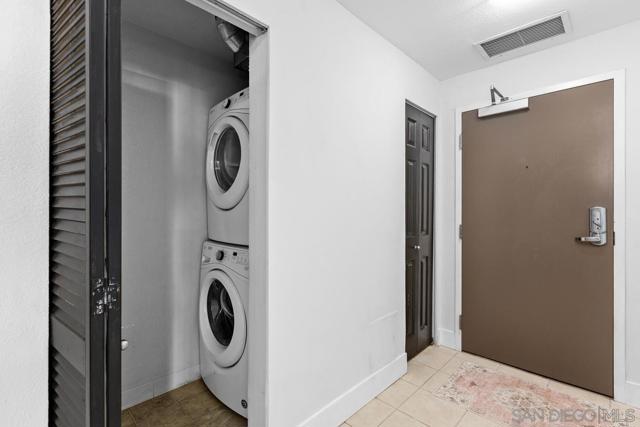 1240 India St, San Diego CA: https://media.crmls.org/mediaz/84c2ca46-3721-408e-be39-d38f0179969a.jpg