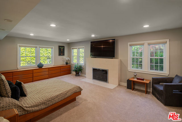 13477 Contour Drive, Sherman Oaks CA: https://media.crmls.org/mediaz/84c3fa99-9d9a-4668-a5ff-dc4a799e9f96.jpg