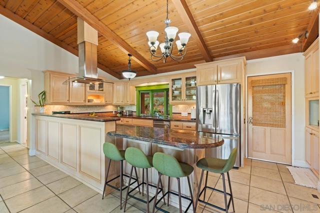 9835 Edgelake Dr, La Mesa CA: https://media.crmls.org/mediaz/84c5c7c8-11c8-4bcf-a741-6efacb7ffaef.jpg