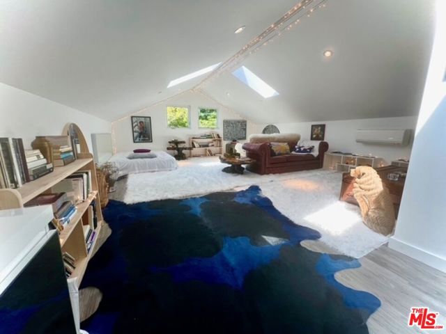 2513 Lincoln Boulevard, Venice CA: https://media.crmls.org/mediaz/84c8c001-579c-44c5-86bc-e837b82c17d8.jpg
