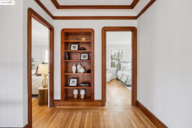 700 Longridge Rd, Oakland CA: https://media.crmls.org/mediaz/84c8caf6-e389-4bc0-ab60-ee950abaabb1.jpg