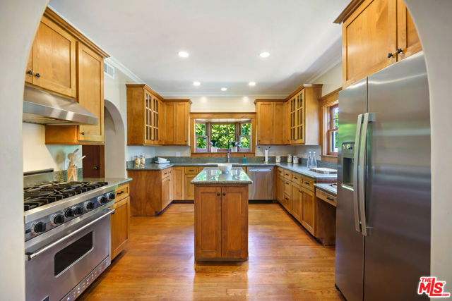 588 N Gower Street, Los Angeles CA: https://media.crmls.org/mediaz/84c96f68-3cbf-461f-a06c-4dbc84558050.jpg