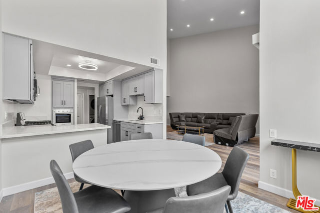 5310 Zelzah Avenue, Encino CA: https://media.crmls.org/mediaz/84c9ca24-3ef8-4702-9f13-6813e2b8397b.jpg