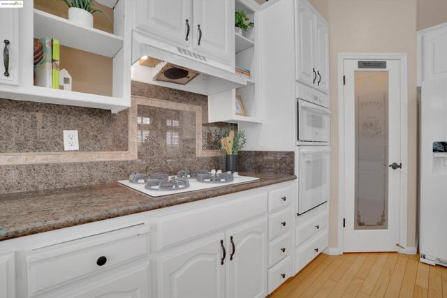540 Central Park Pl, Brentwood CA: https://media.crmls.org/mediaz/84ca3d2f-9152-40ce-a55a-f247278701bd.jpg