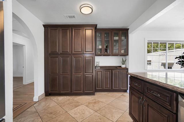 17526 Parker Rd, Castro Valley CA: https://media.crmls.org/mediaz/84ca7952-9160-49a5-9d97-c25e61ff7ac8.jpg