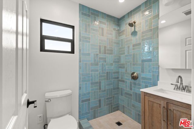 3792 1/2 Van Ness Avenue, Los Angeles CA: https://media.crmls.org/mediaz/84cbbafd-f5d8-4db1-988e-5f8369ec7548.jpg