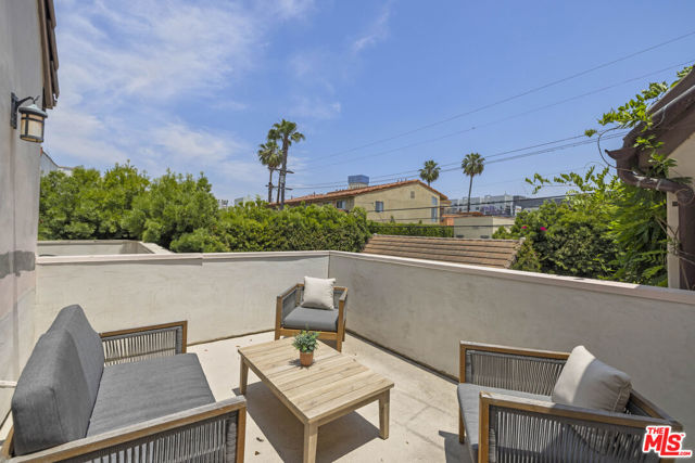 736 S Cloverdale Avenue, Los Angeles CA: https://media.crmls.org/mediaz/84ccbea6-f6e1-482d-b17d-2805313eb900.jpg