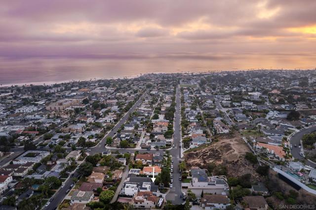 1041 Van Nuys St, San Diego CA: https://media.crmls.org/mediaz/84cd134d-ce60-4d86-a487-ba5440acd3bd.jpg