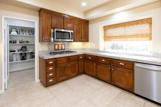 Image 9 of 43 For 45729 Meadow Lake Drive