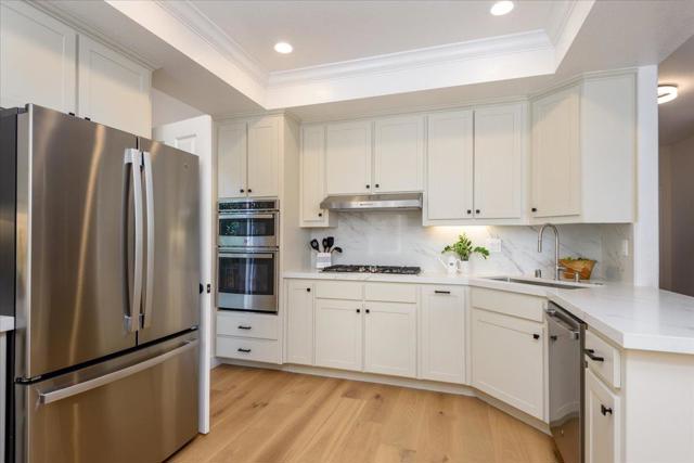 18 Melvin Henry Court, Redwood City CA: https://media.crmls.org/mediaz/84cdbf85-cc72-4d0e-91c6-2512eab0d74b.jpg