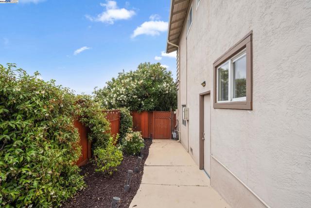 598 CRESTMONT DRIVE, Oakland CA: https://media.crmls.org/mediaz/84ce7a18-82a9-40e6-b36c-9380778aabff.jpg