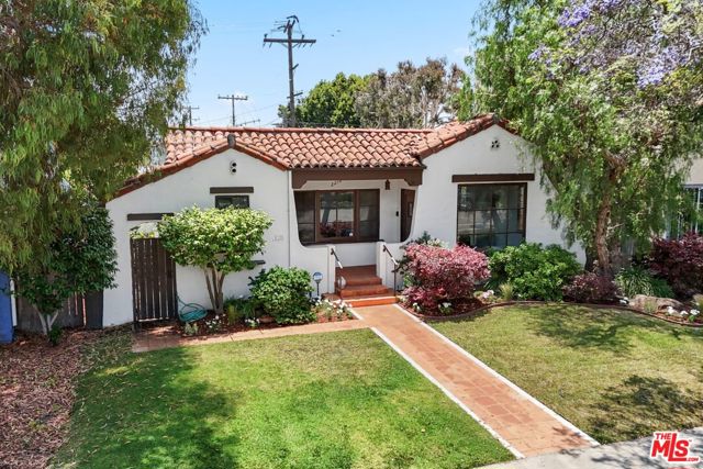 2218 Pearl Street, Santa Monica CA: https://media.crmls.org/mediaz/84cee24b-4c82-4570-9b87-2588a608371f.jpg