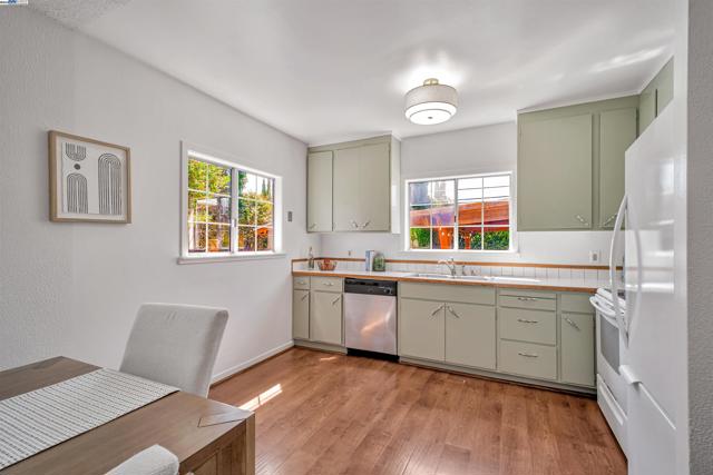 3780 Somerset Ave, Castro Valley CA: https://media.crmls.org/mediaz/84cf31c6-8229-49b3-9ac7-099b561f5ca8.jpg