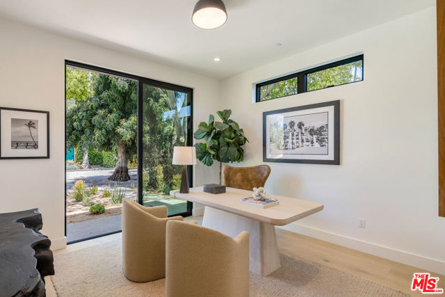 2115 Walnut Avenue, Venice CA: https://media.crmls.org/mediaz/84cf9454-c46b-4e5e-b00e-6c36520bda8e.jpg