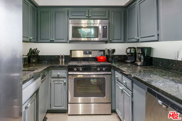 4425 WHITSETT Avenue, 212 photo 4