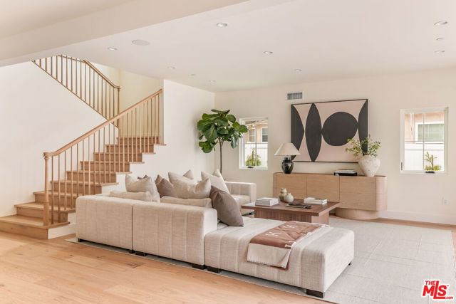2455 23rd Street, Santa Monica CA: https://media.crmls.org/mediaz/84d06fbf-5c7c-4e19-8c83-31040eabb5e3.jpg