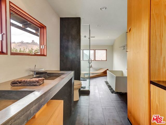 16959 Dulce Ynez Lane, Pacific Palisades CA: https://media.crmls.org/mediaz/84d09cb9-1297-4df0-83cd-093099b8910f.jpg